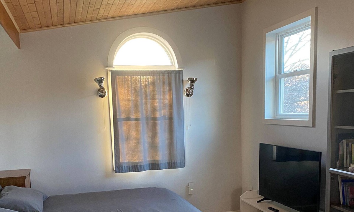 Paonia House | Laura's View Tower - King, Large Bathtub, Birding