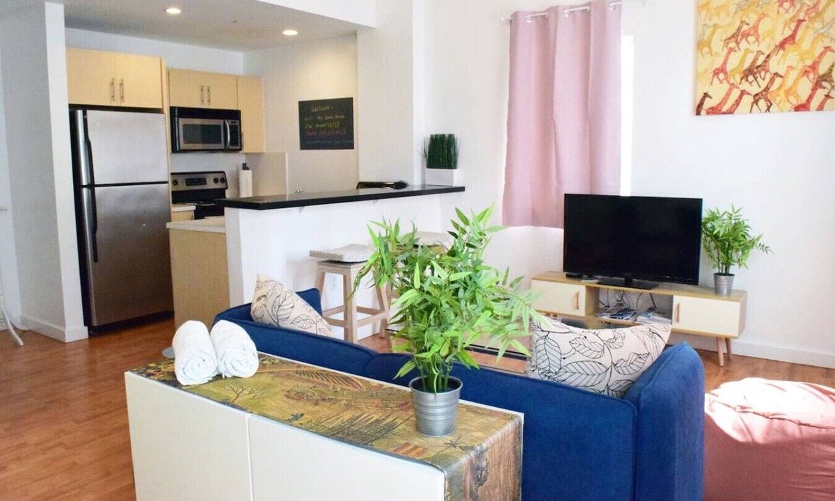 City Center Condo | Light-Filled Apt| Steps to Beach Convention Center