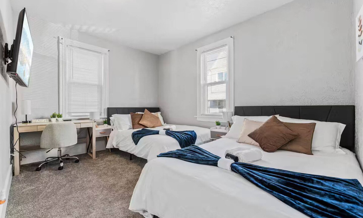 Little Italy Apartment | Little Italy · 2 TVs · 2 Cozy Beds · Fast Wifi