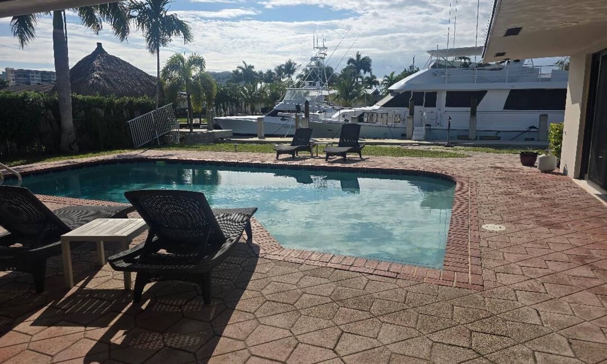 Harbor Village House | LOCATION! Waterfront house on the canal w/POOL walk to BEACH in Pompano Beach