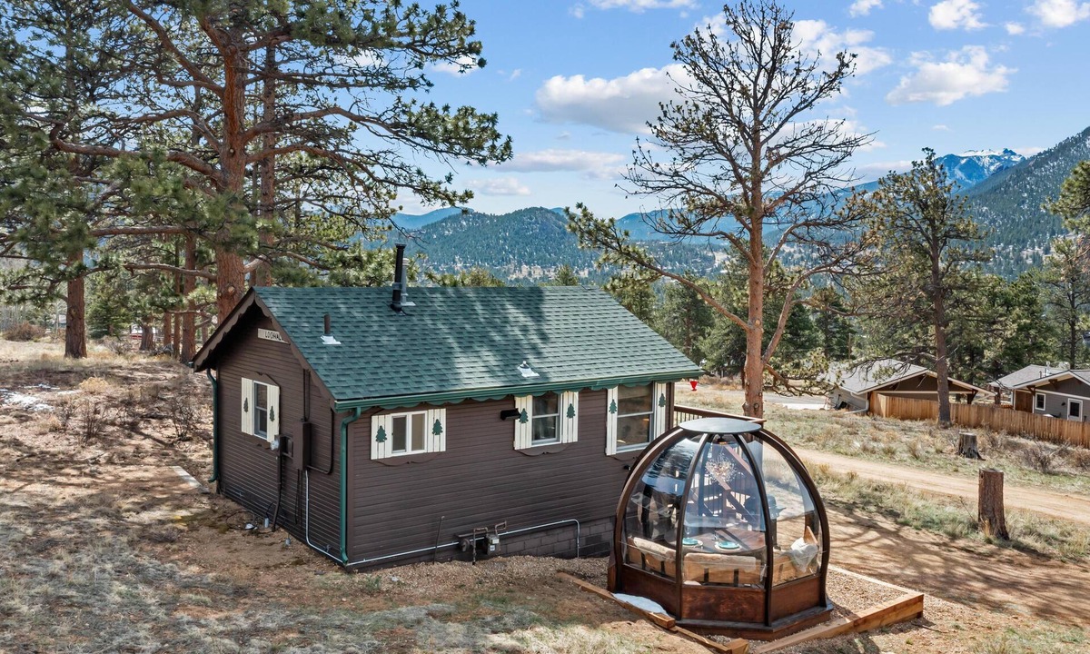 Estes Park Cabin | Loch Vale Cabin - Dining Globe- 2 person hot tub-summer pool