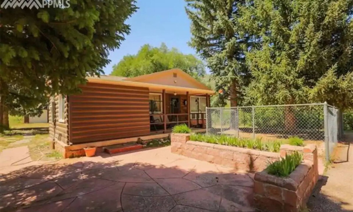 Cascade-Chipita Park Cabin | Log Cabin - Creekside - 1 Mile to Pikes Peak