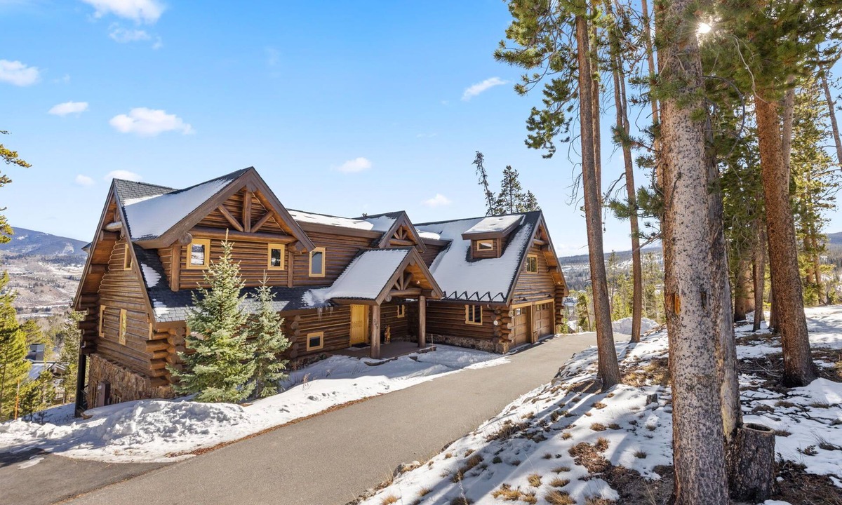 Three Peaks House | Log Masterpiece with 5 Master Suites, Pool Table, Hot Tub