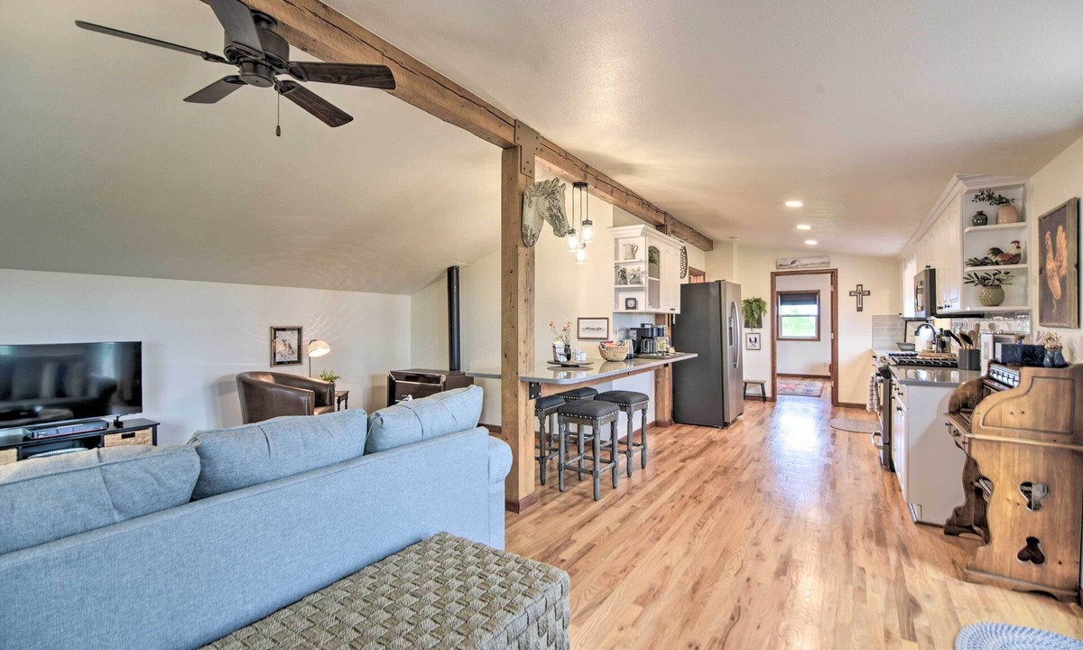 Timnath Apartment | Lovely Barn Loft w/Mountain Views on Horse Estate