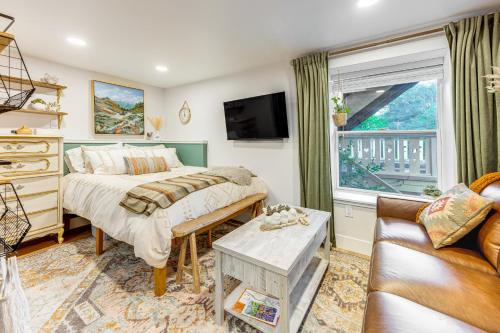 Manitou Springs Apartment | 'Lovers Lane Chalet' Dtwn Manitou Springs Studio!