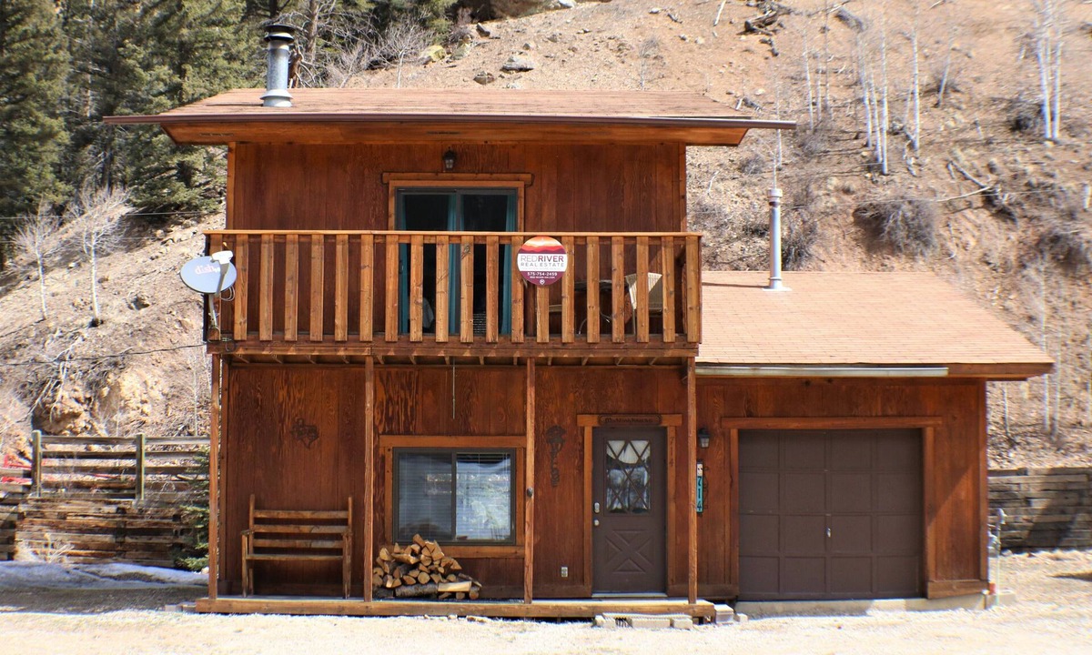 Red River House | LRM Cabin - In Town - Walk to Main Street - WiFi - Satellite - Wood Burning Fire