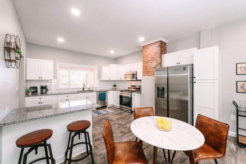 Pittsburgh House | LUX 2.3k SQFT, Game Room, Parking, Sleeps 10 Plus