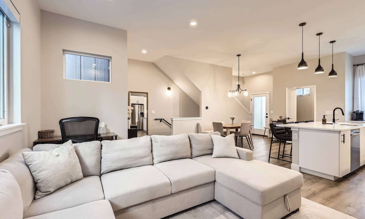 Sunnyside House | Luxe Rooftop Escape | Firepit | City & Mtn Views
