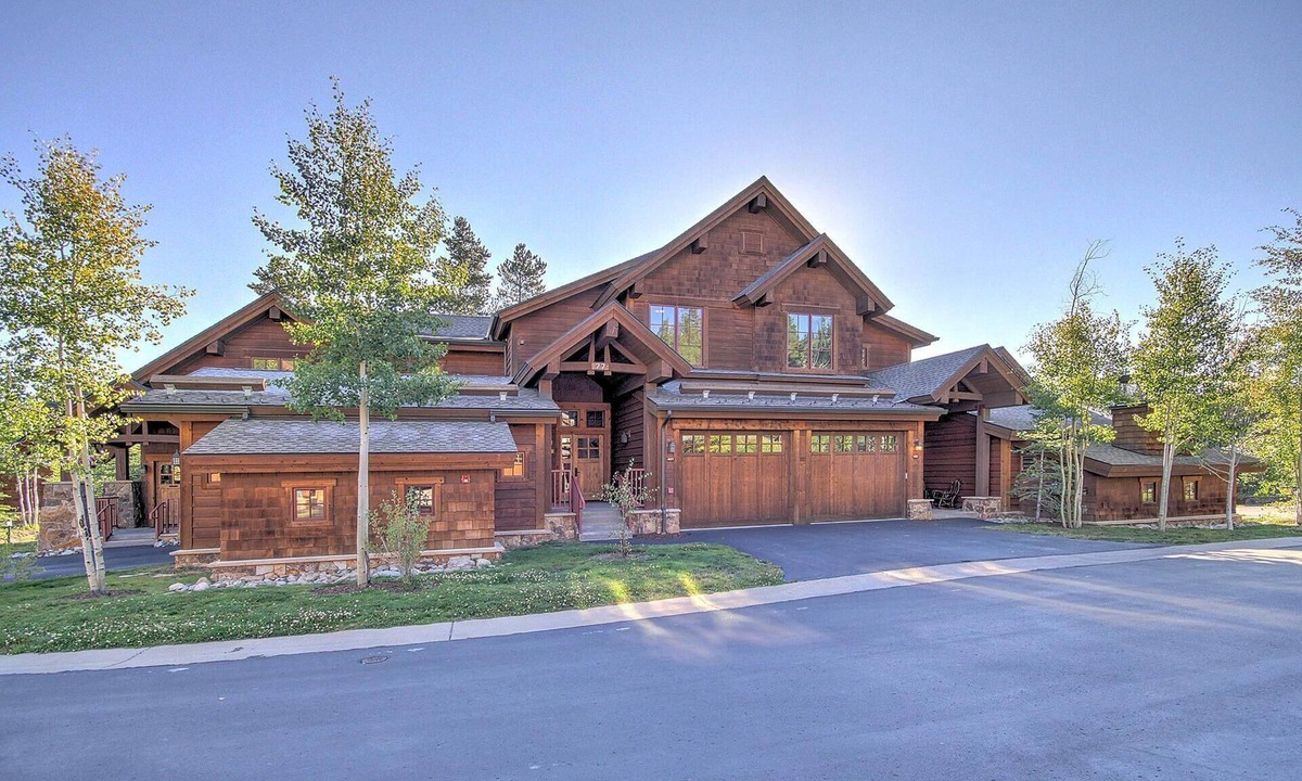 Breckenridge House | LUXURIOUS 1,400 SQFT TOWN HOME, SKI-IN, WALK TO GONDOLA AND MAIN ST BRECKENRIDGE