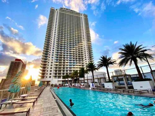 Hollywood South Central Beach House | Luxurious 2b 2b with an Amazing View - Daily resort fee and parking not included -