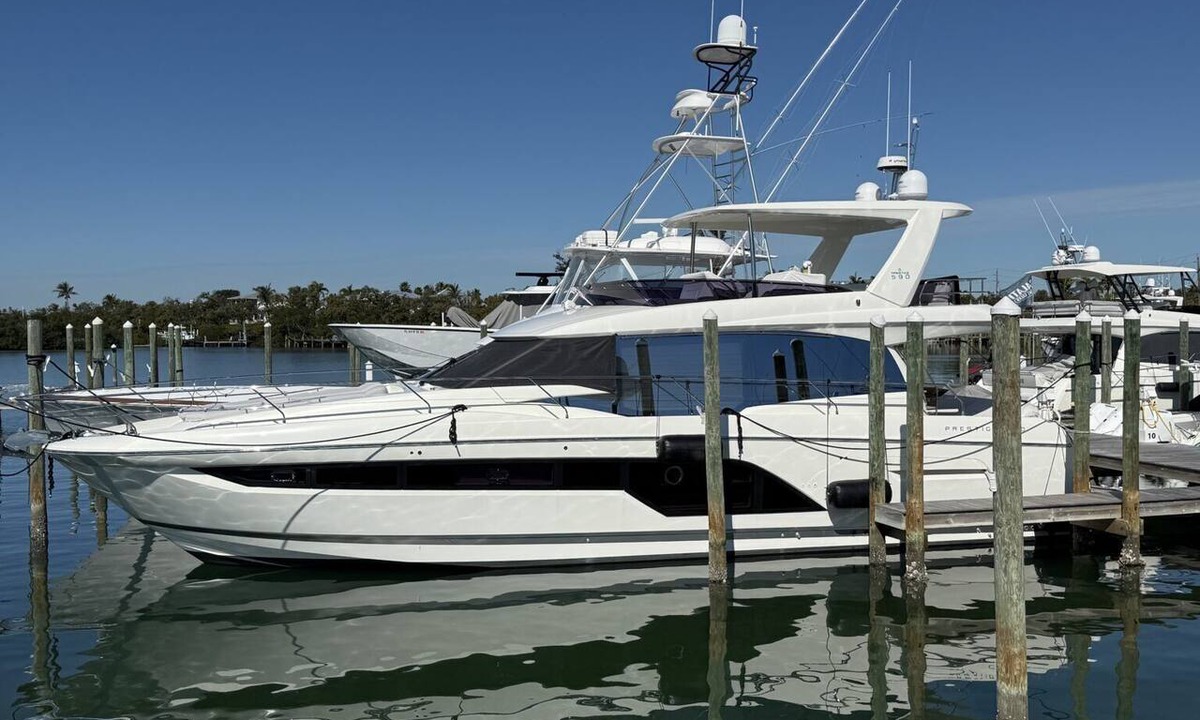 Sailboat Bend Boat Rental | Luxurious 3-bedroom yacht cruising the beautiful Fort Lauderdale waters