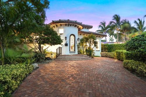 South Lake Villa | Luxurious 5BR and 3BA Lakefront Villa near Beach
