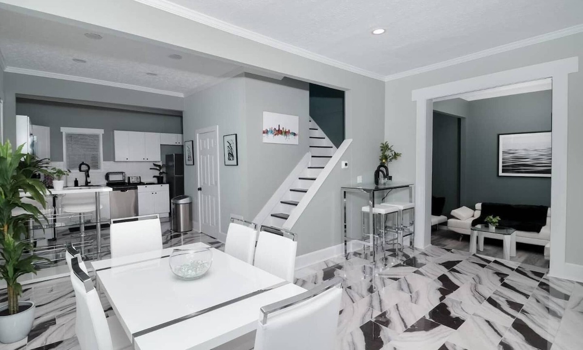 Tremont House | Luxurious Retreat - 2 mins to MetroHeath main campus - 6 bed 3 bath