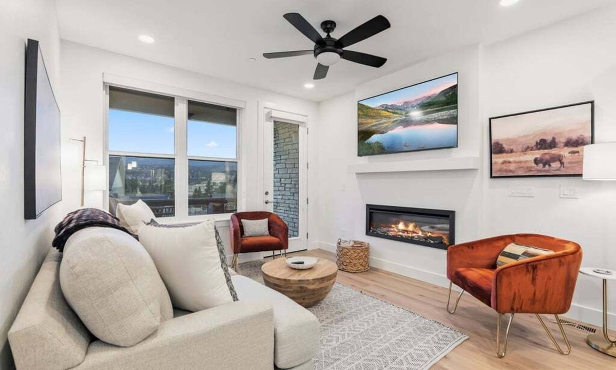Rendezvous House | Luxury 3 bedroom, mt view, private patio