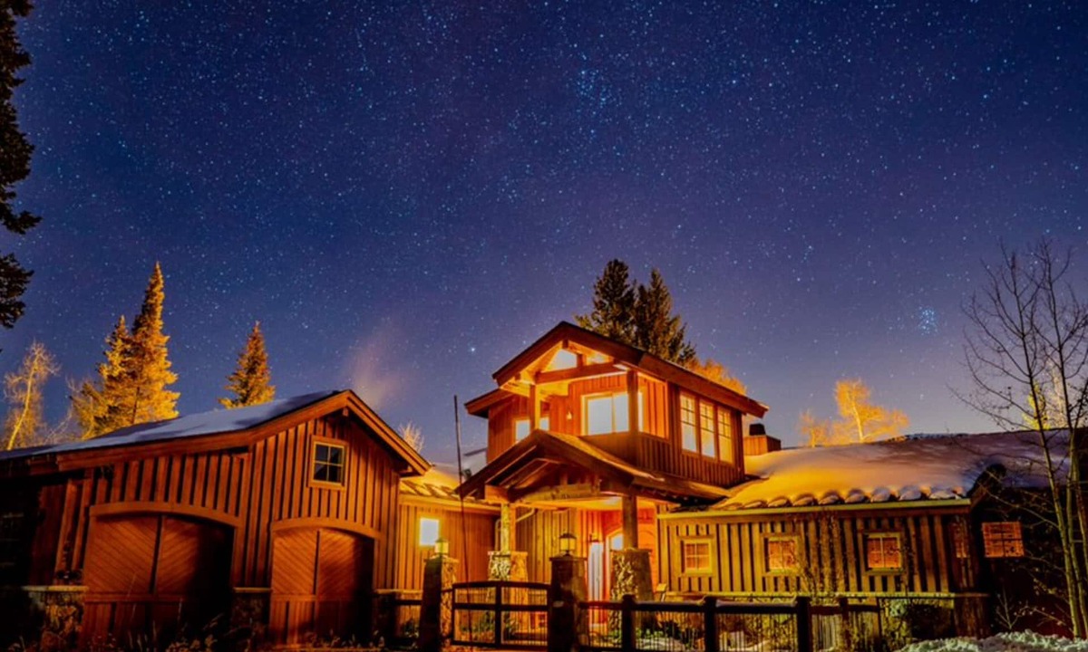 Three Peaks House | Luxury 3-Peaks Lodge with waterfalls, wildlife, & wraparound decks