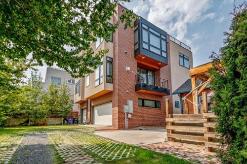 Highland Villa | Luxury 5-Bedroom Home in LoHi