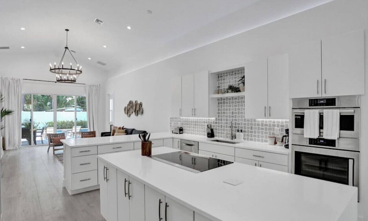 Poinsettia Heights House | Luxury 7BD Oasis w/ Pool 3min to Las Olas & Beach