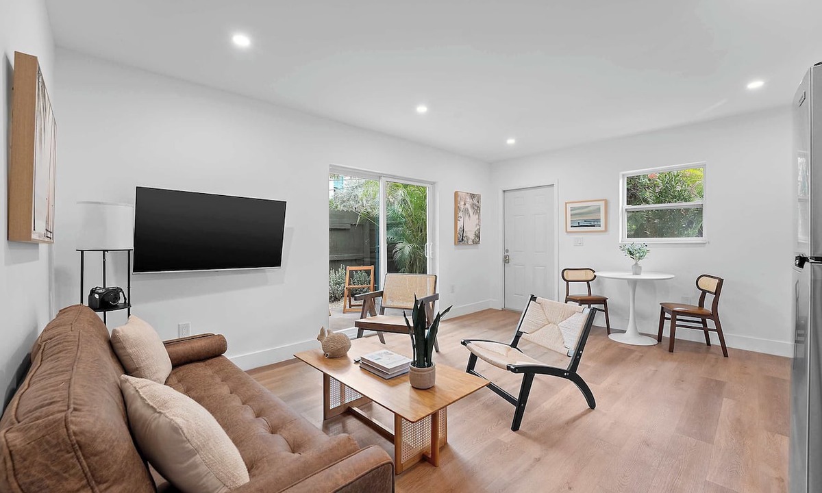 Victoria Park Apartment | Luxury Condo in Victoria Park w/Free Parking