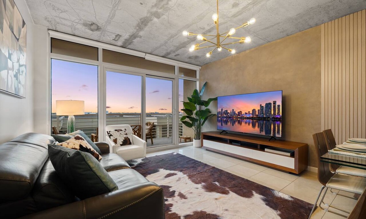 Midtown Condo | Luxury! King-size Bed, free Parking, Drink-Bar, BBQ, Rooftop Pool, Gym.
