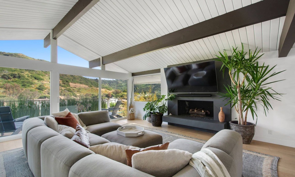 Laguna Beach House | Luxury Retreat with Views, AC, and full gym in Laguna Beach