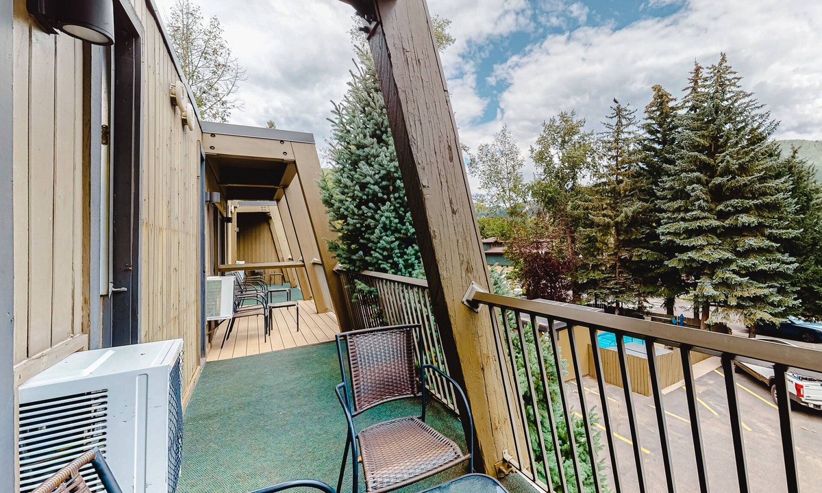 West End Cabin | Main Street gem - pool & hot tub - walk to lifts, dog-friendly, balcony