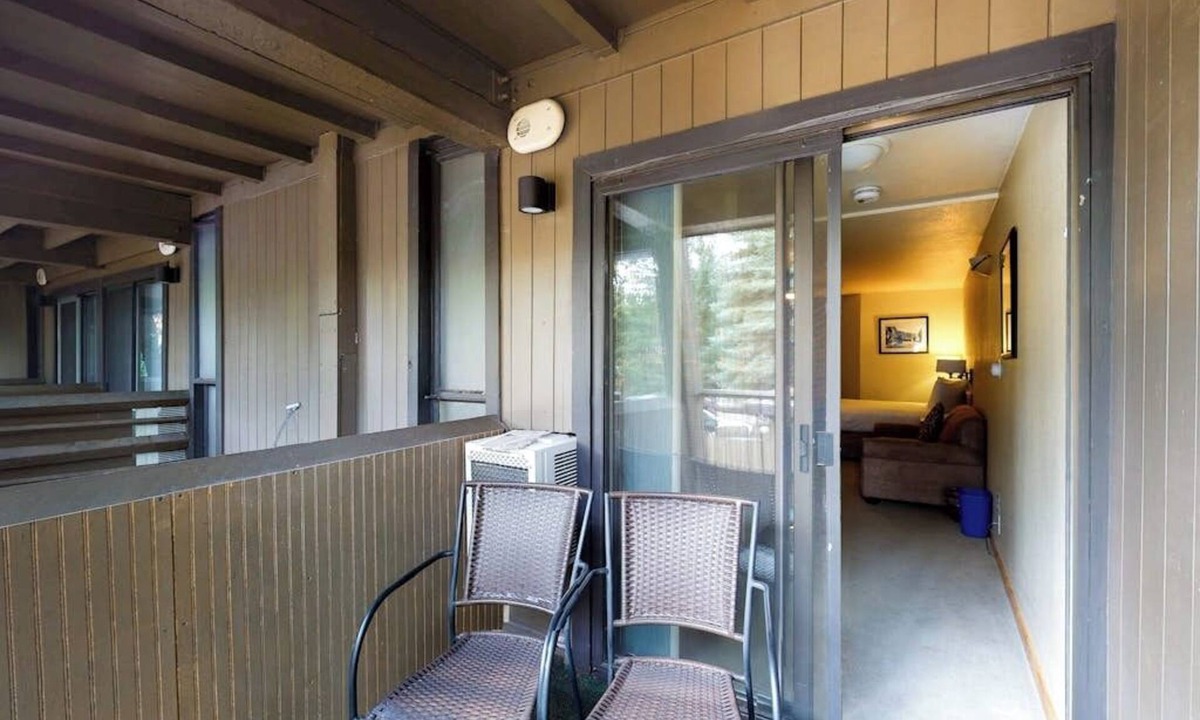West End Cabin | Main Street gem - pool & hot tub - walk to lifts, dog-friendly, balcony