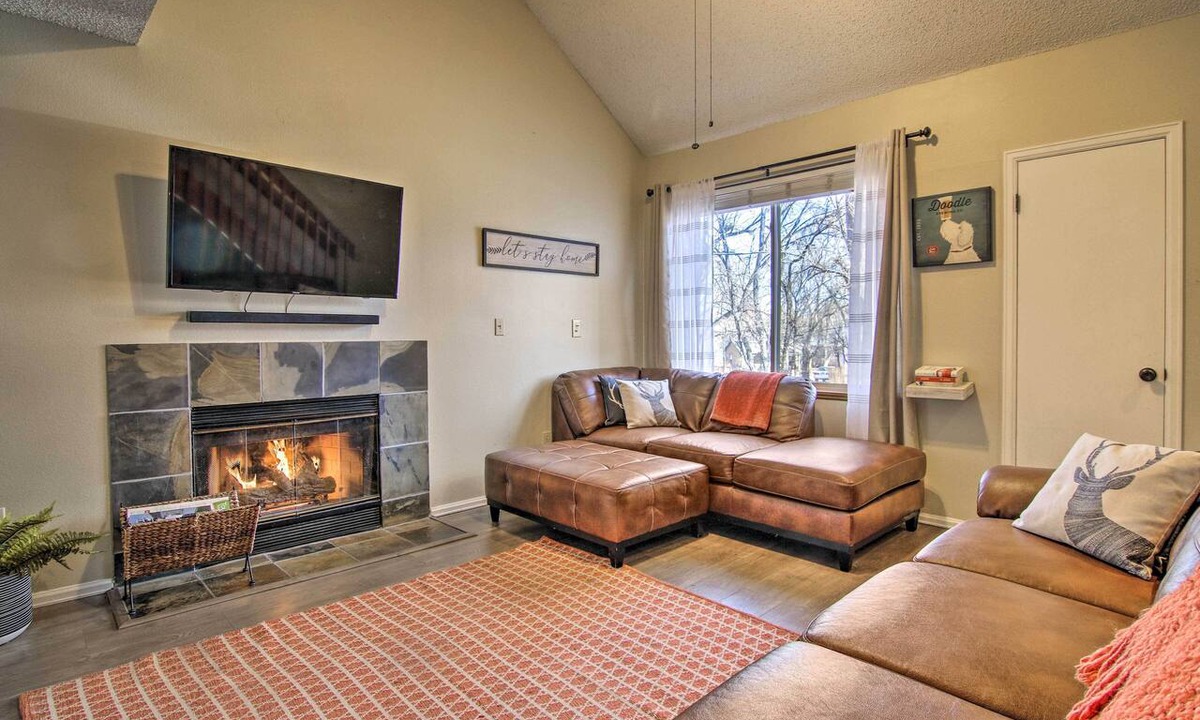 Manitou Springs Condo | Manitou Springs Escape w/A/C & Private Deck!