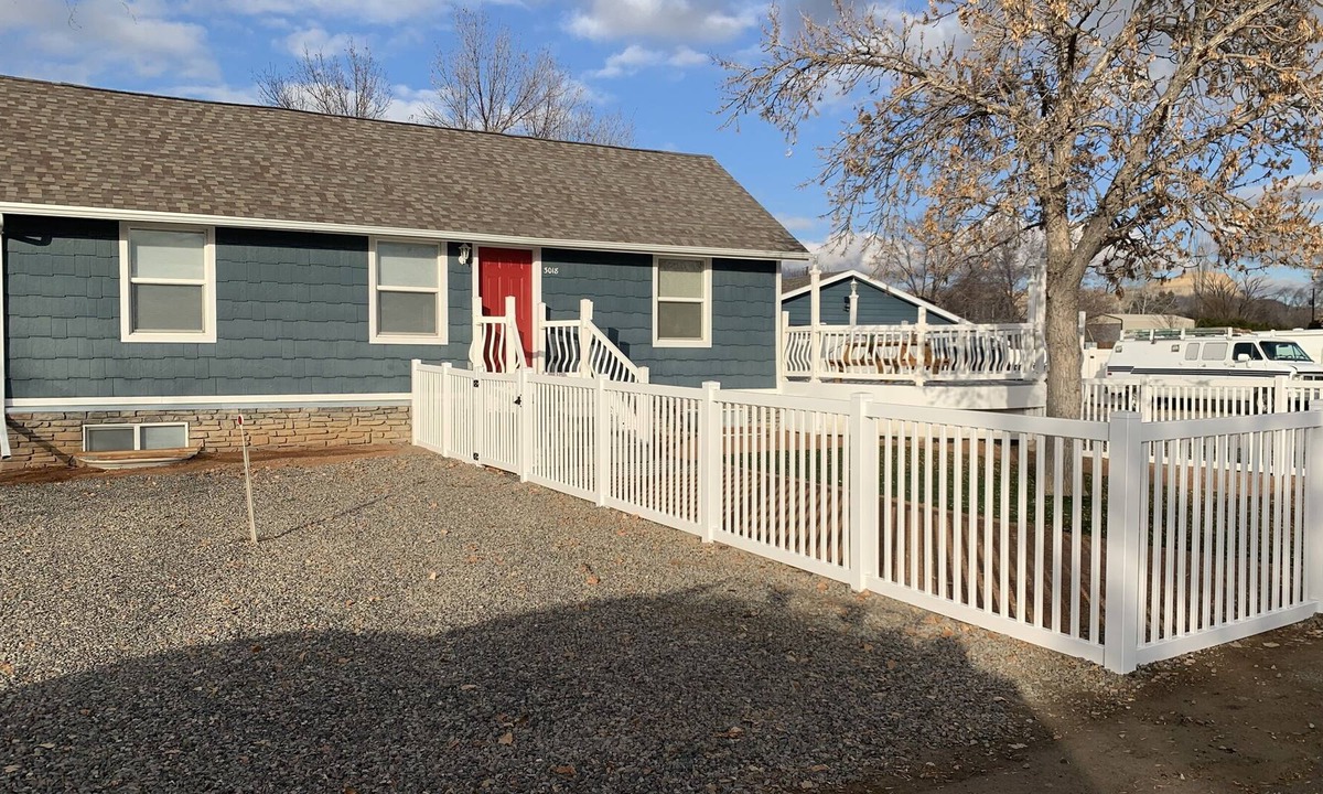 Fruitvale House | Market Way, The Place to Stay! 5 bedrooms, 2 living rooms & pet friendly!