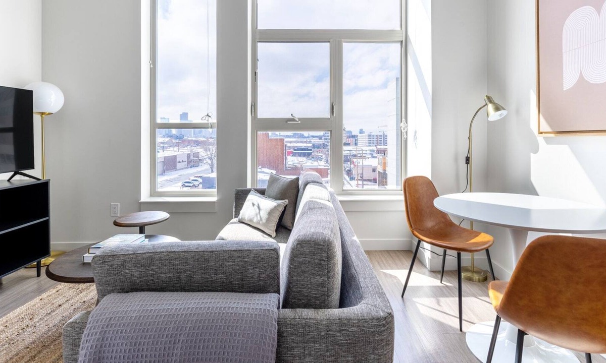 River North Art District Apartment | Mod RiNo Studio w/ Gym, Roof Deck, in Brewery District, by Blueground
