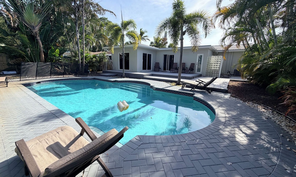 Lake Ridge House | Modern 2/2 Pool Home: 5 Min to Beach & Galleria – Pets Welcome!