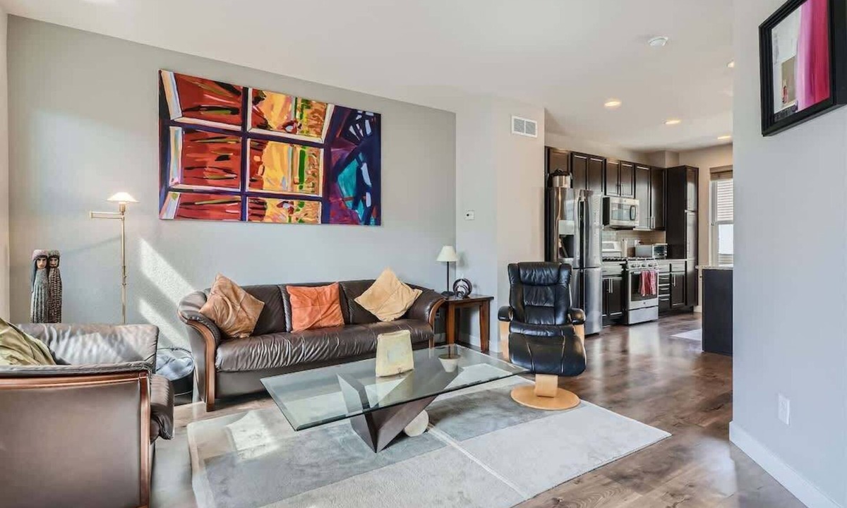 Broomfield House | Modern 2 BDR Townhome in Broomfield