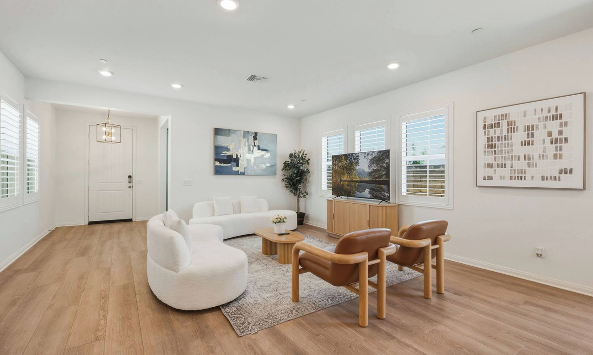 Ontario House | Modern 7BR/9 Beds/3 TVs/Near Airport/Sports/Tesla