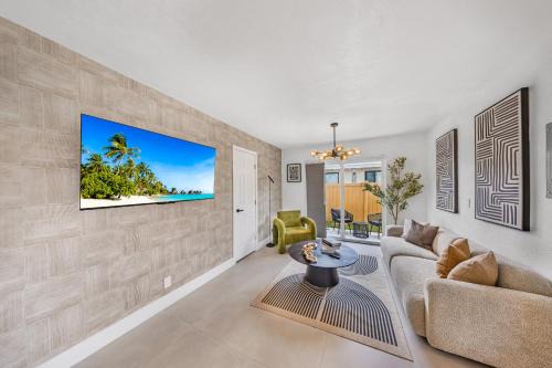 Coral Ridge Isles Apartment | Modern and Beachy space with full kitchen, for 4 ppl