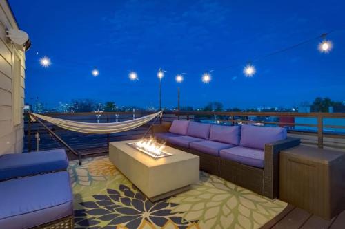 Lincoln Park House | Modern And Spacious Townhouse Blocks from Downtown
