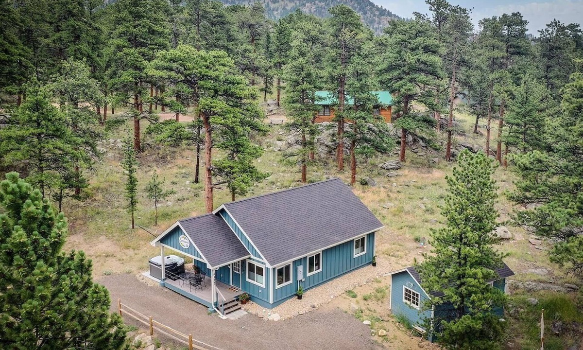 Estes Park Cottage | Modern Cottage; Mt Views, Wildlife, Location, Hot Tub, EV & 420 Friendly