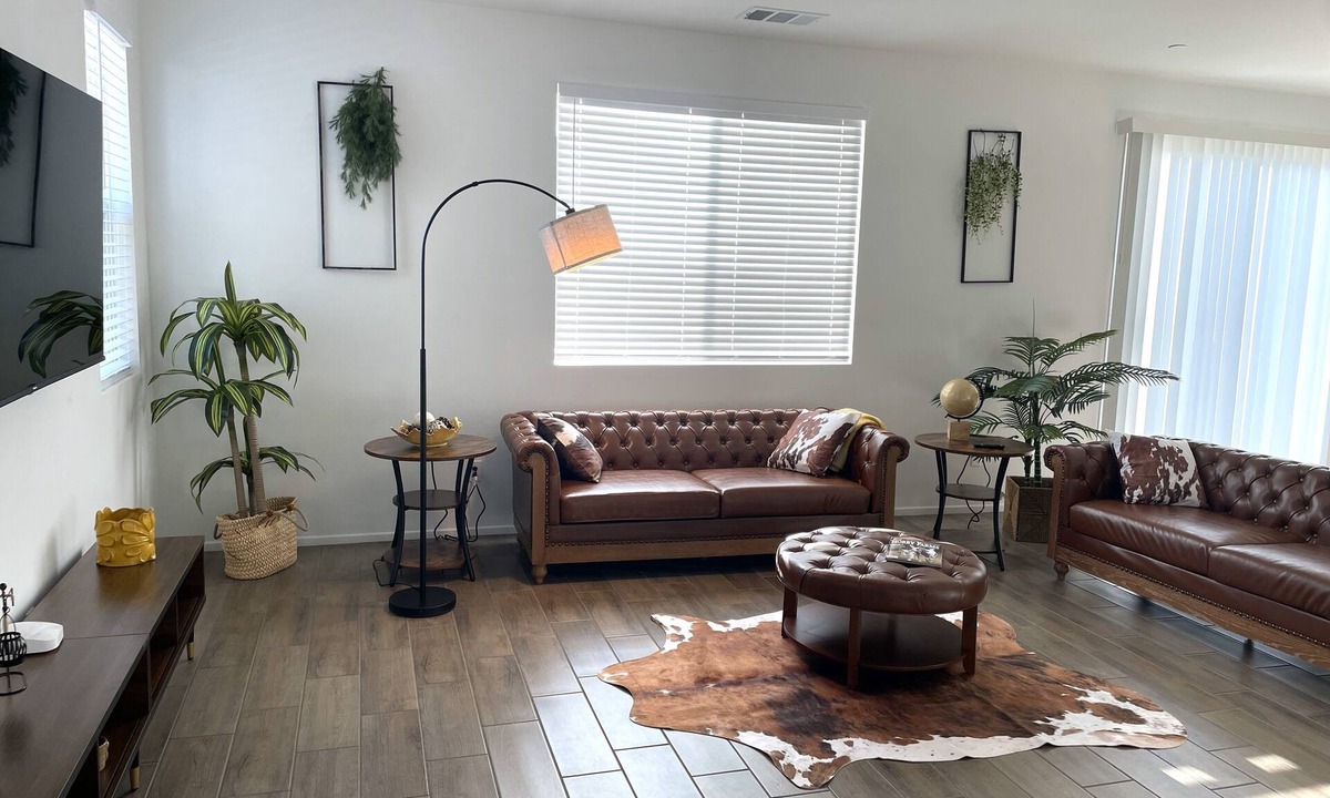 Victorville House | Modern Desert Gem, Boho Retreat, 2 Living Rooms, Sleeps 10!
