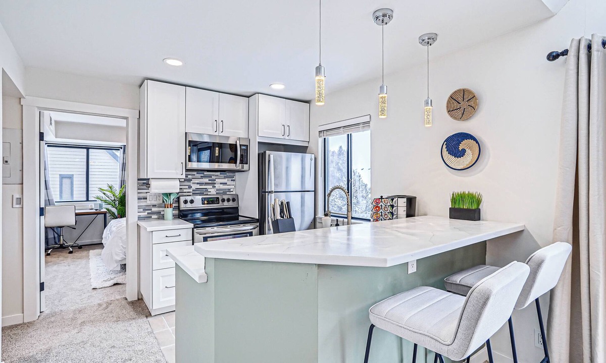 Englewood Condo | Modern DTC 2BR Condo with Pool, Fireplace, Light Rail