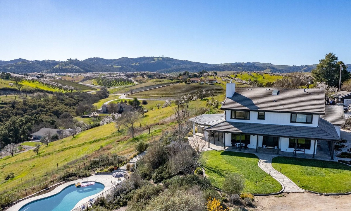 Paso Robles House | Modern Farmhouse & Guest House w/Pool & Vineyard Views!