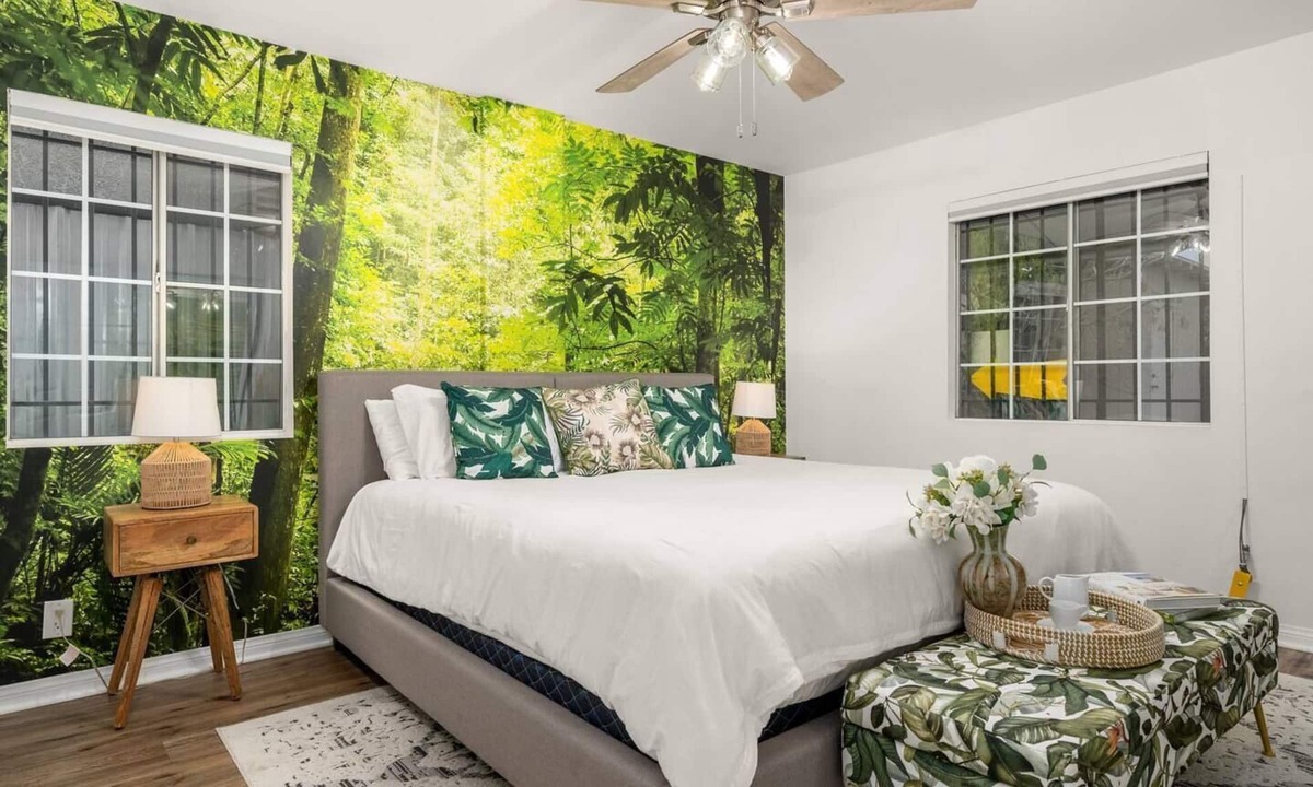 Los Angeles House | Modern LA Retreat Sleeps 10 Near SoFi & DTLA