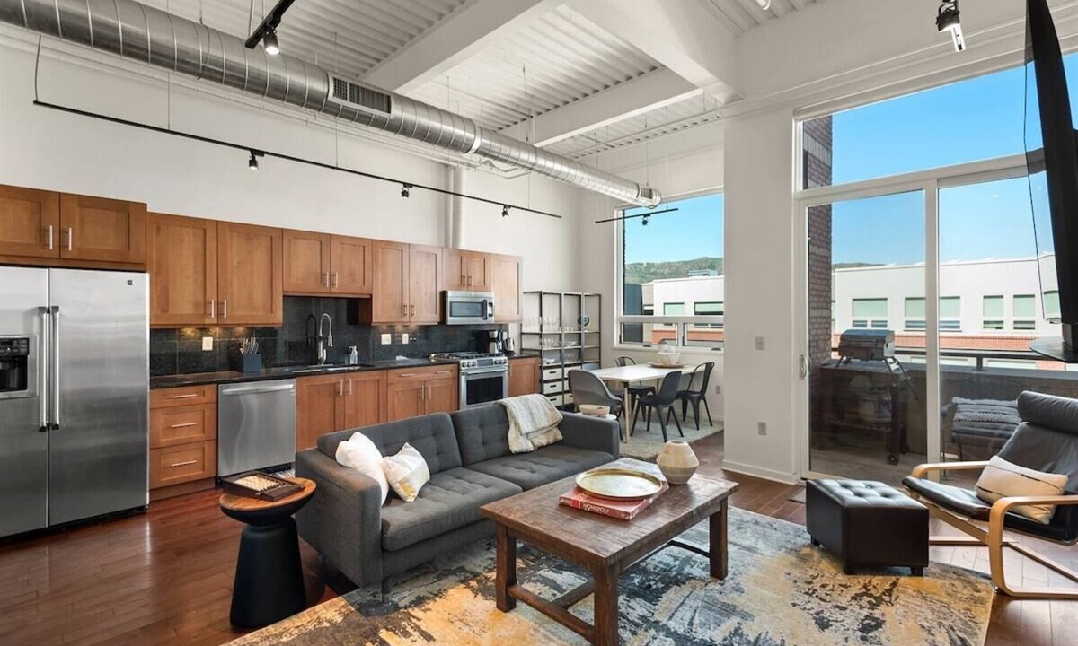 Basalt Condo | Modern Loft with A/C, Gym, Deck & Walkable Willits Town Center Access