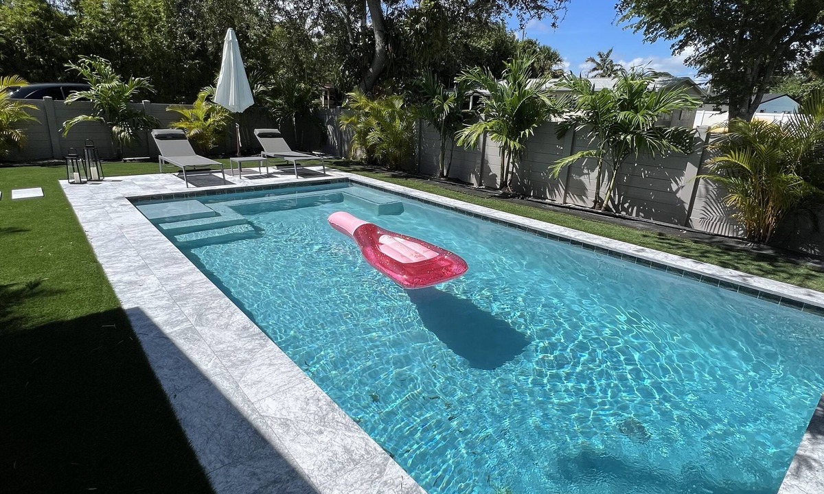 Wilton Manors House | Modern Relaxing Zen ~ 5 ★ New pool, HotTub, Magic Garden!