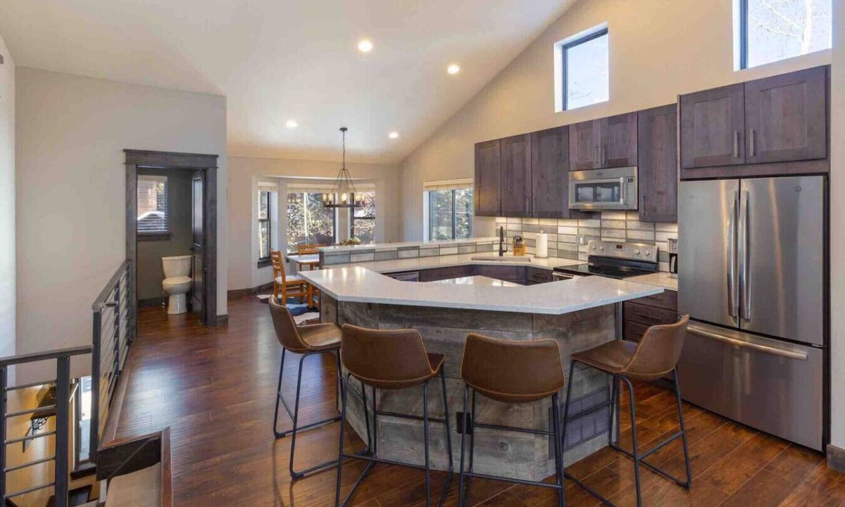 Warrior's Mark Villa | Modern Retreat: Walk to Lift & Town - Private Spa!