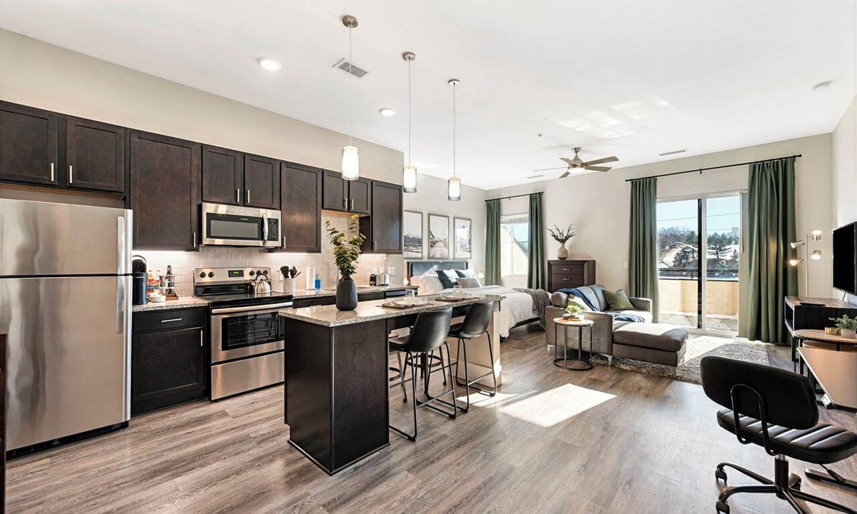 Golden Apartment | Modern Studio Mountain Views Private Patio