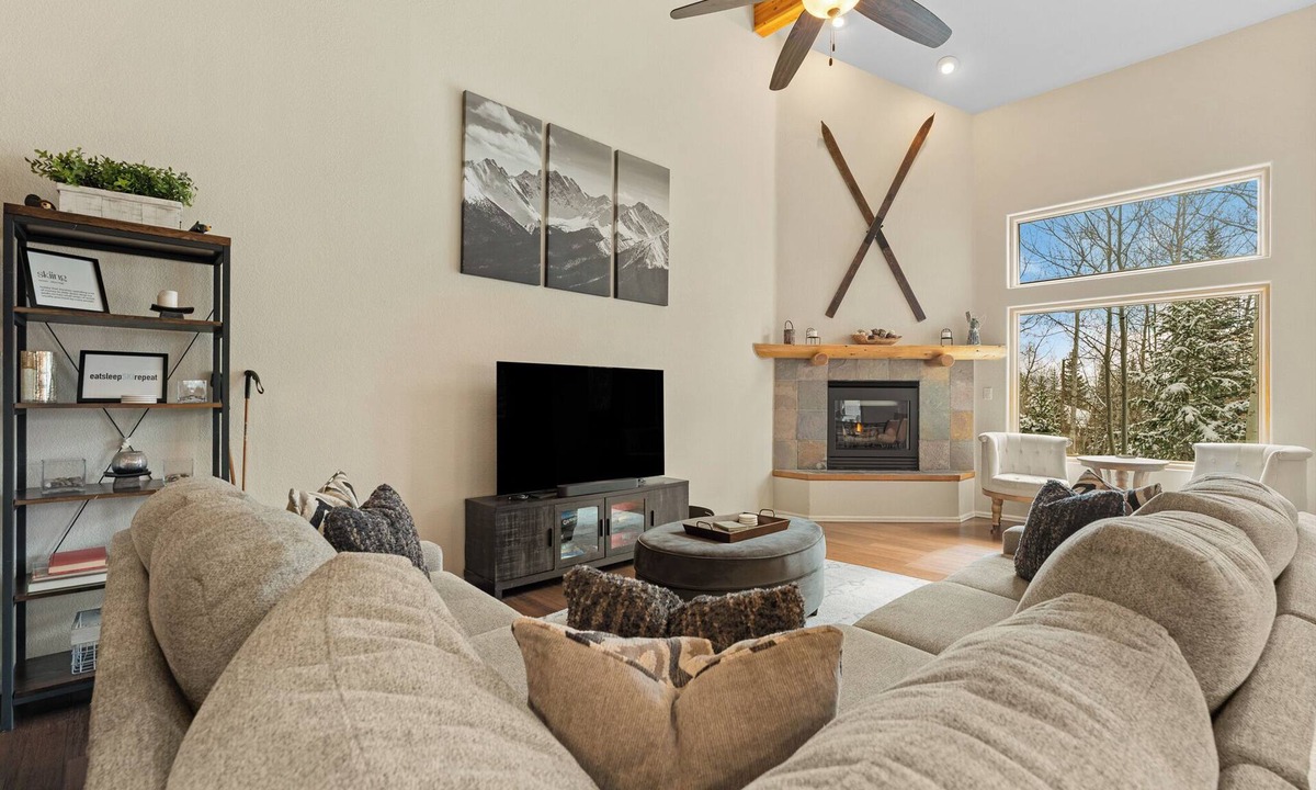 Wildernest House | Modern Townhome with Private Deck and Hot tub, 20 mins to Keystone Resort!