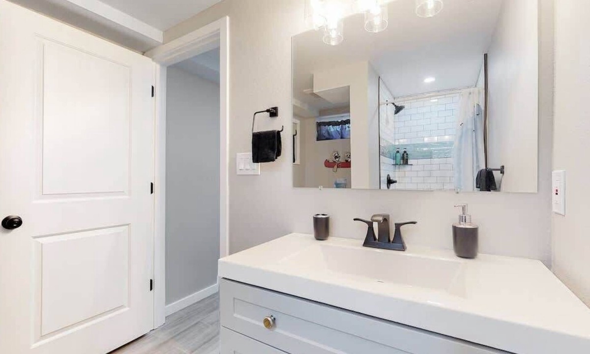 Southeast House | Modern & Updated Unit in Prime Location