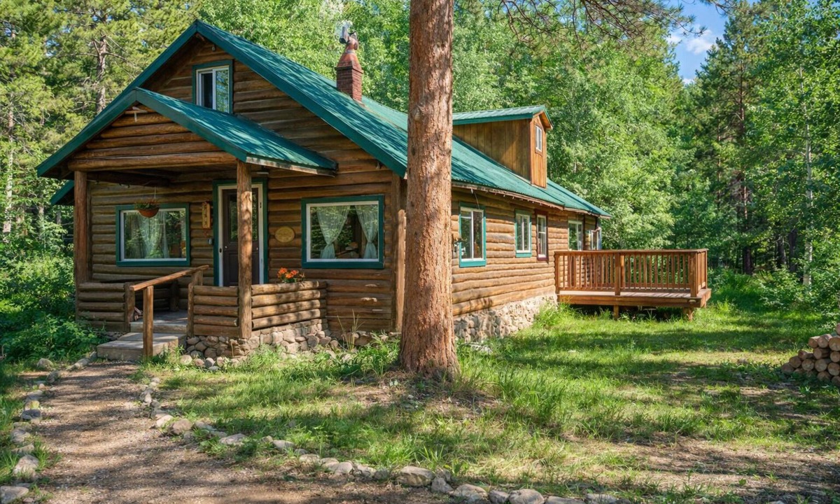 Allenspark Cabin | Mojo in the Mountains - Log Cabin + Wild basin RMNP