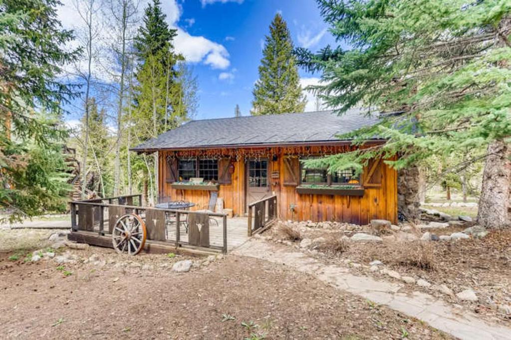 Weisshorn House | Moose Hut Cabin Dog Friendly Shared Hot Tub