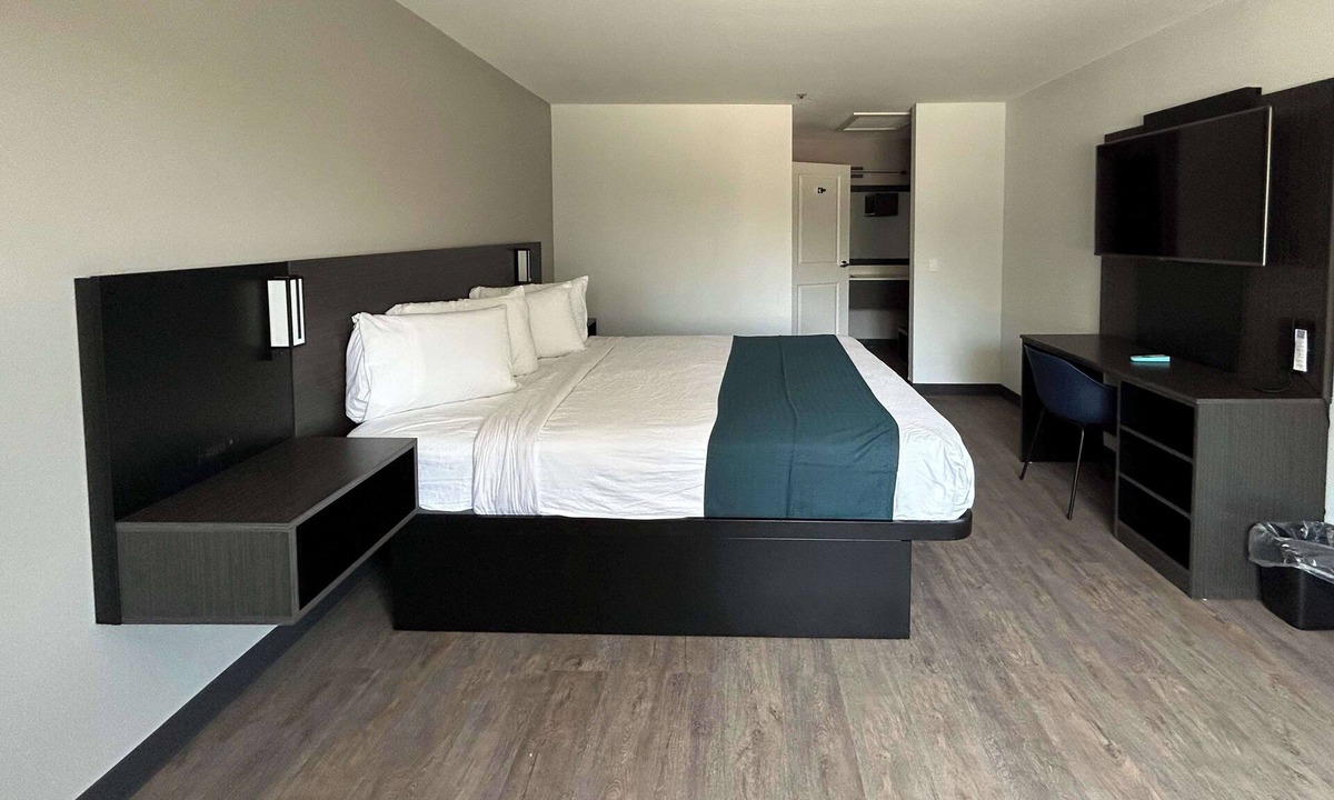 Lake Elsinore Hotel | Motel 6 Lake Elsinore, CA