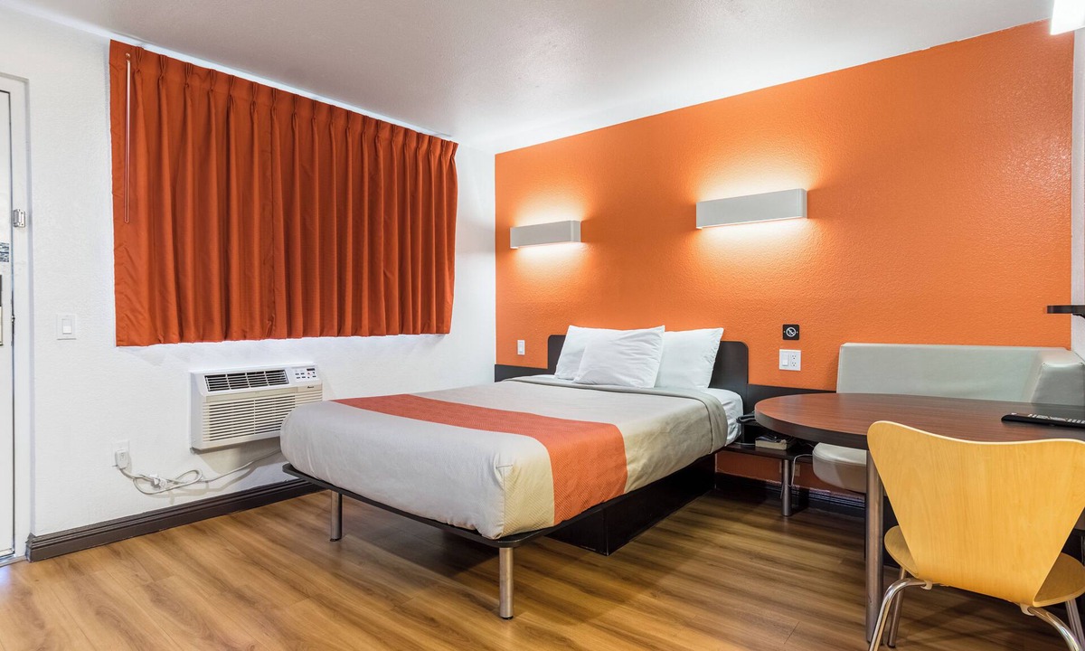 Riverside Hotel | Motel 6 Riverside, CA - UCR East