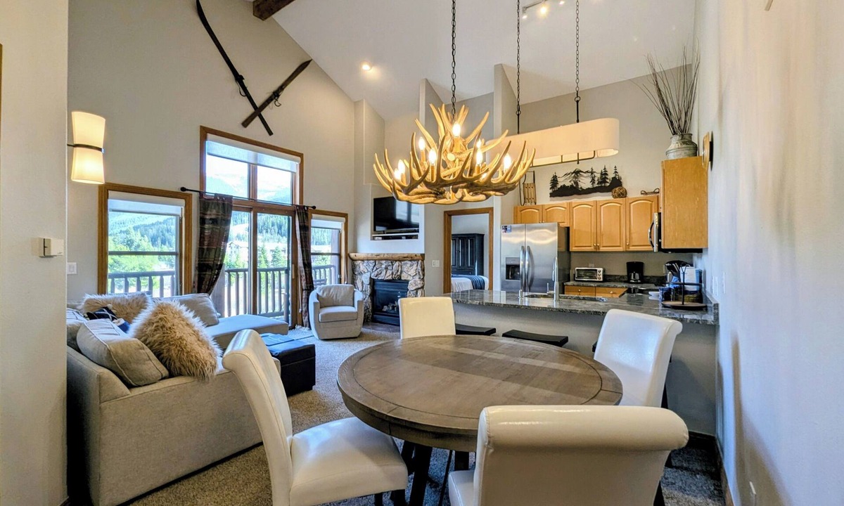 Mountain House Condo | Mountain condo with vaulted ceilings & great views